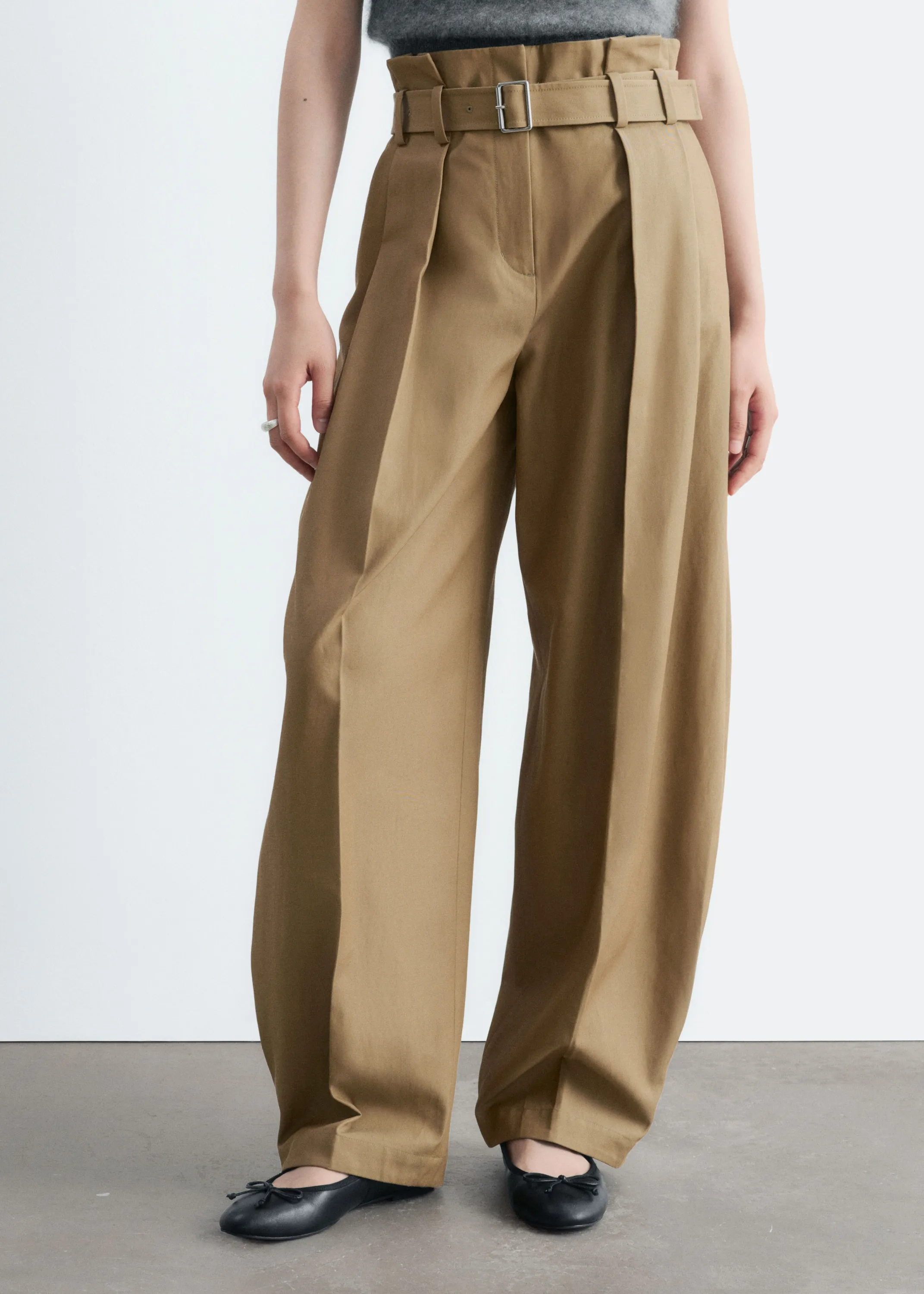 Pantalon plissé à taille haute froncée - Beige