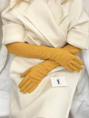 Gants long en suede jaune Prix boutique 650€ Taille 7,5 — photo 2