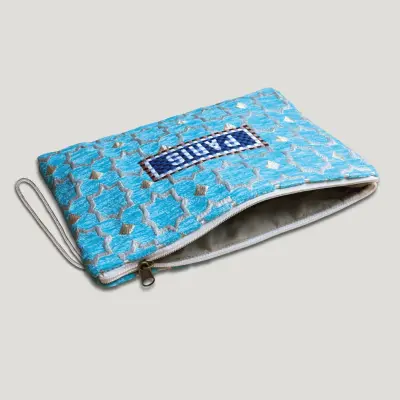 POCHETTE TISSU MAROCAIN - BRODERIE PARIS - INSPIRÉE DU MÉTRO PARISIEN - BLEU CLAIR — photo 3