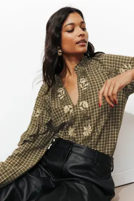 Blouse brodée à volants Femme — photo 4