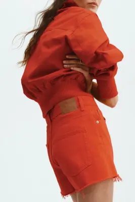 Short en denim avec bords à cru - Rouge — photo 4