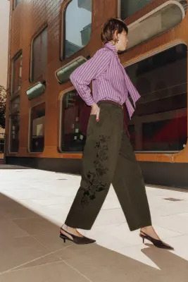 Pantalon balloon brodé Femme — photo 2