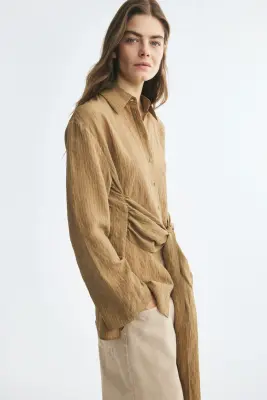 Chemise en crêpe avec détail à nouer - Vert olive/rayé — photo 1