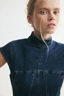 Robe en denim avec jupe évasée - Bleu denim foncé — photo 2
