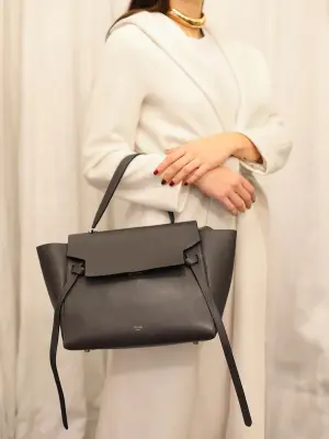 Sac Belt large en cuir lisse gris foncé Prix boutique 2600€ — photo 2
