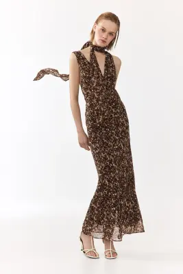Robe en mousseline avec écharpe - Marron foncé/motif — photo 1