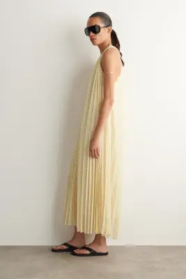 ROBE LONGUE EN GEORGETTE PLISSÉE ENCOLURE À NOUER - JAUNE BEURRE / POIS — photo 1