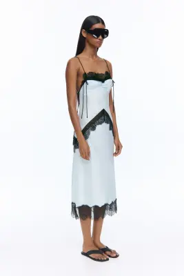 Robe en satin avec dentelle - Bleu clair/noir — photo 2