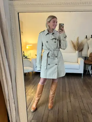 Trench ceinturé en toile beige à double boutonnière Prix boutique 650€ Taille M — photo 3