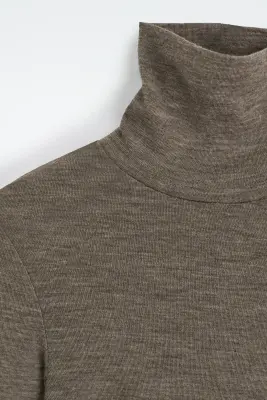 TOP À COL ROULÉ EN LAINE MÉRINOS - BEIGE FONCÉ — photo 4