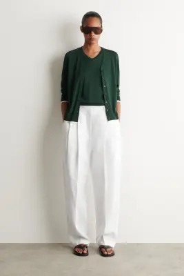 T-SHIRT EN MAILLE À COL EN V ET DÉTAIL SUPERPOSÉ - VERT FONCÉ / BLANC — photo 2