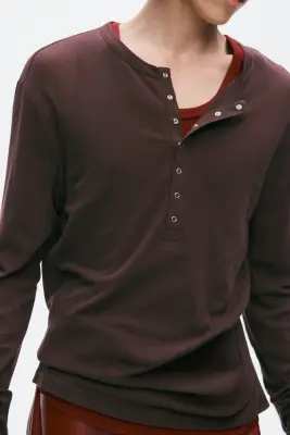 T-shirt Slim Fit à col tunisien en coton - Marron foncé — photo 2
