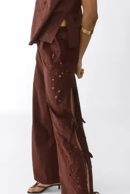 Pantalon avec broderie anglaise et détails à nouer - Marron — photo 2