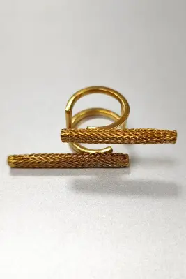 Bague Double Horizon en maille dorée — photo 2
