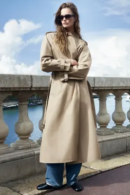 TRENCH-COAT CEINTURÉ EN COTON À FINITIONS CARREAUX - BEIGE / CARREAUX — photo 5