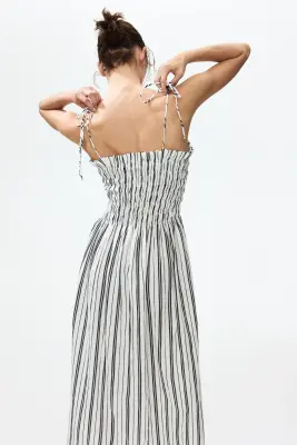 Robe avec bretelles à nouer et corsage smocké - Blanc/rayé — photo 2