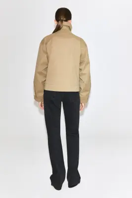 VESTE COURTE FAÇON TRENCH-COAT - SABLE — photo 3