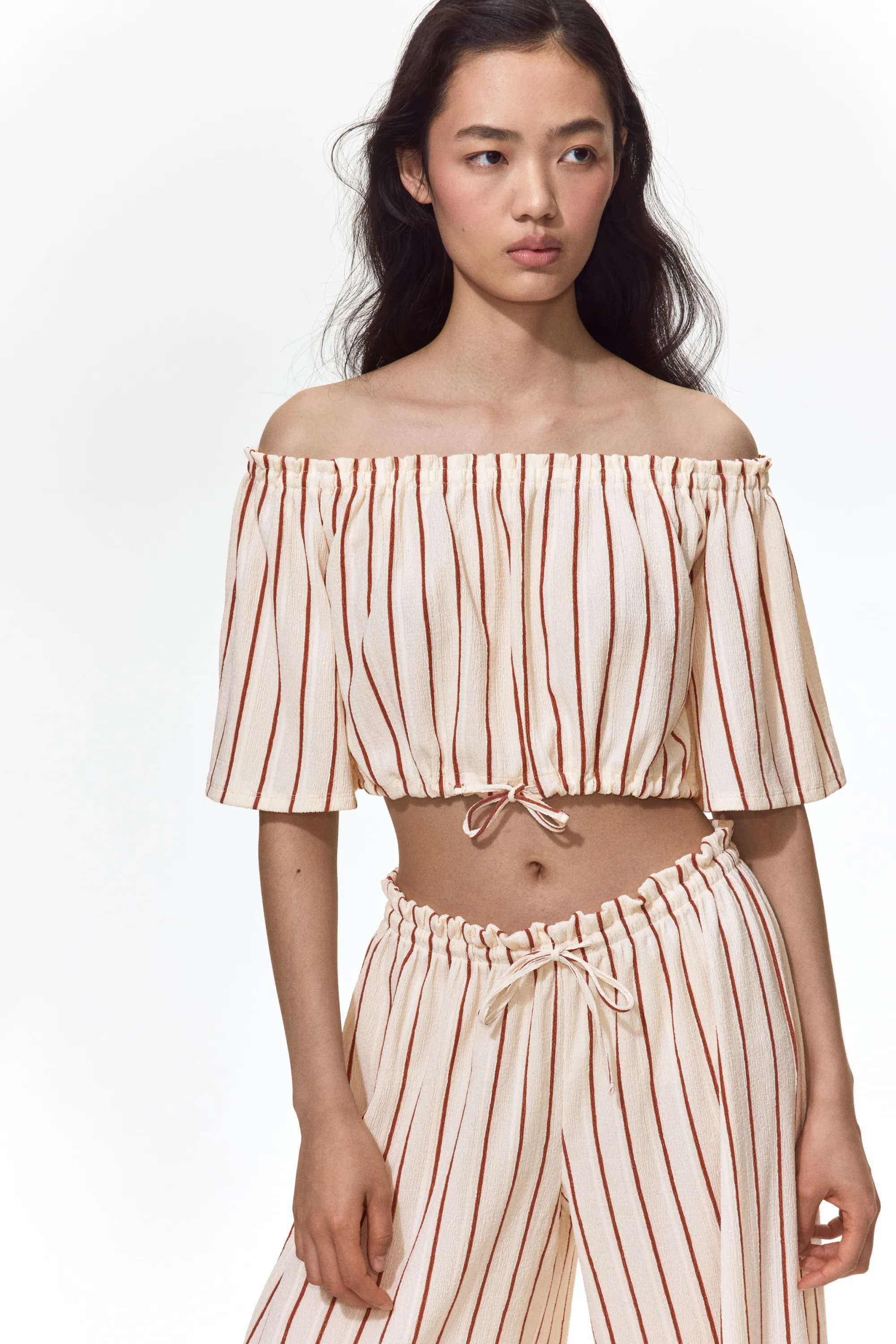 Top épaules nues à effet froissé - Crème/rayé
