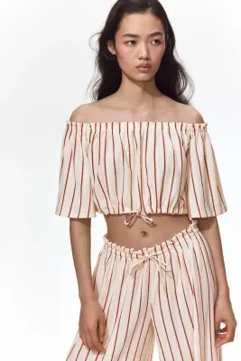 Top épaules nues à effet froissé - Crème/rayé — photo 1