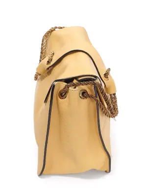 Sac SALLY moyen modèle en cuir grainé jaune miel et chaîne dorée Prix boutique 1710€ — photo 4