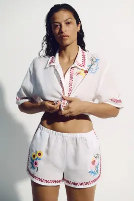 Short de plage en lin avec broderies - Blanc/rouge foncé — photo 2