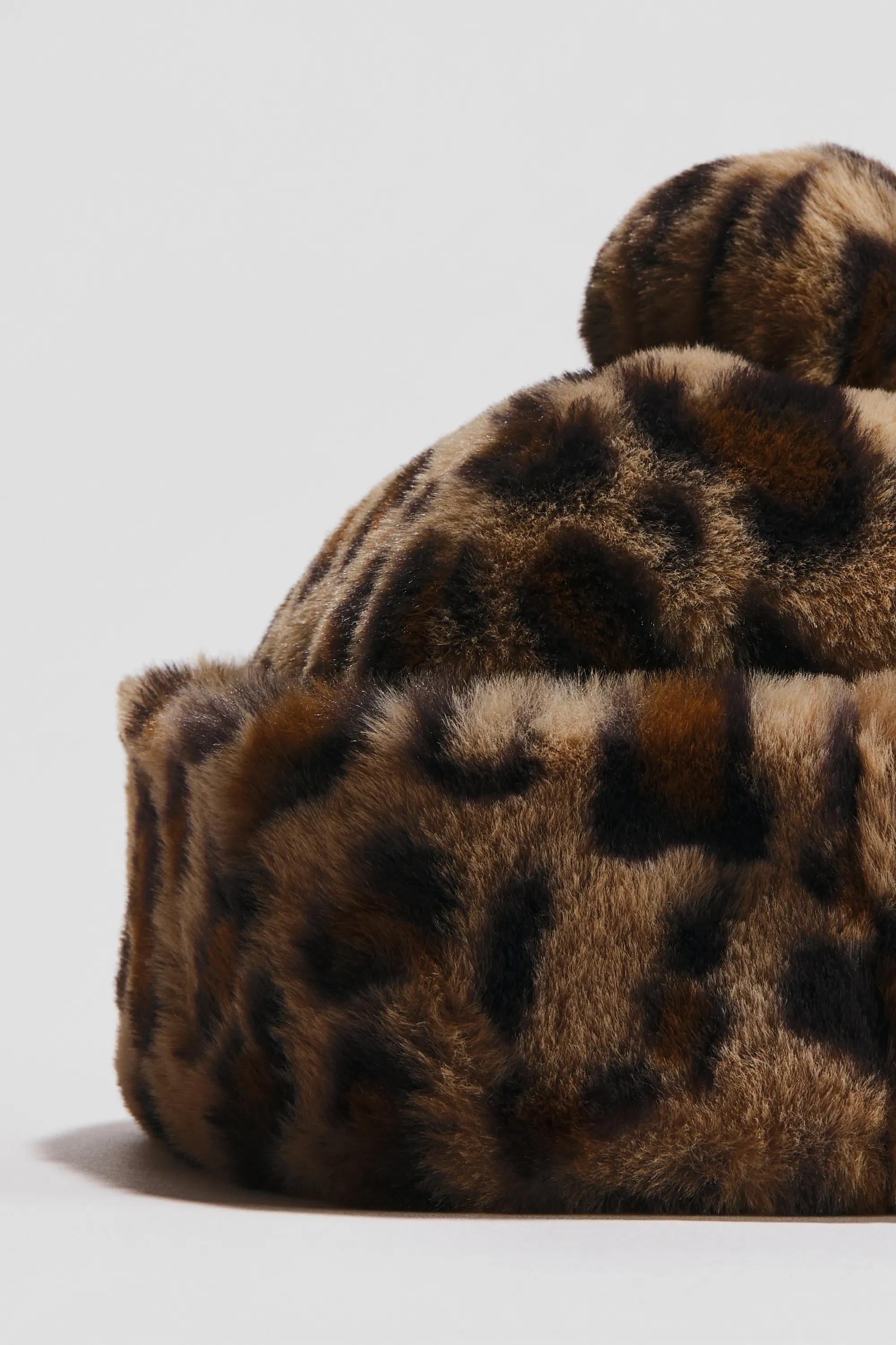 Bonnet duveteux à pompon - Beige foncé/imprimé léopard
