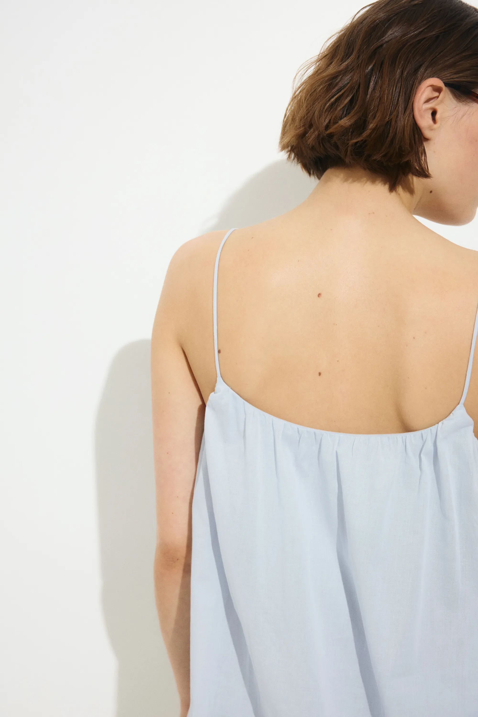 Robe à bretelles fines avec base à effet boule - Bleu clair