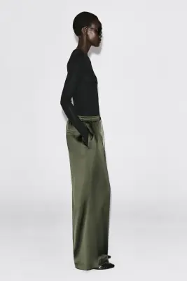 PANTALON À PLIS ET TAILLE AJUSTABLE EN SATIN - KAKI — photo 4