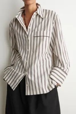 CHEMISE RAYÉE EN COTON À PASSEPOILS - BLANC / BRUN / RAYÉ — photo 3