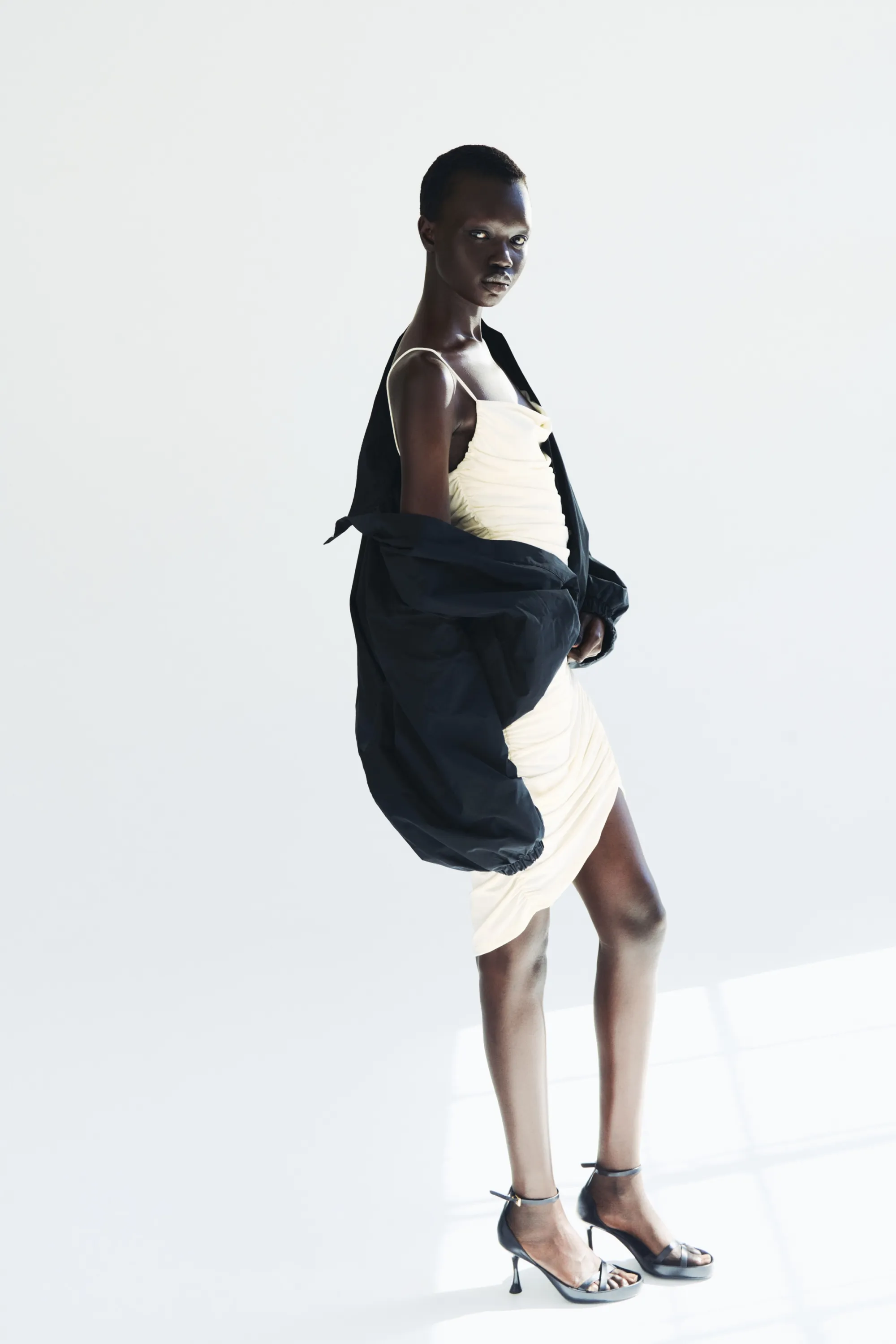 Robe à effet drapé avec bretelles fines - Crème