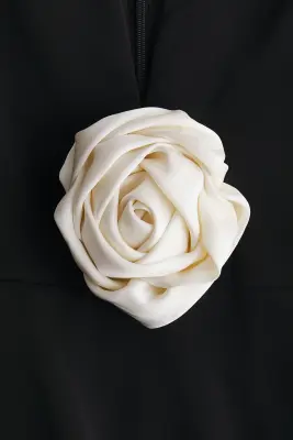 Robe avec rose appliquée - Noir — photo 3