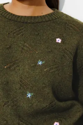 Pull brodé de fleurs Femme — photo 5
