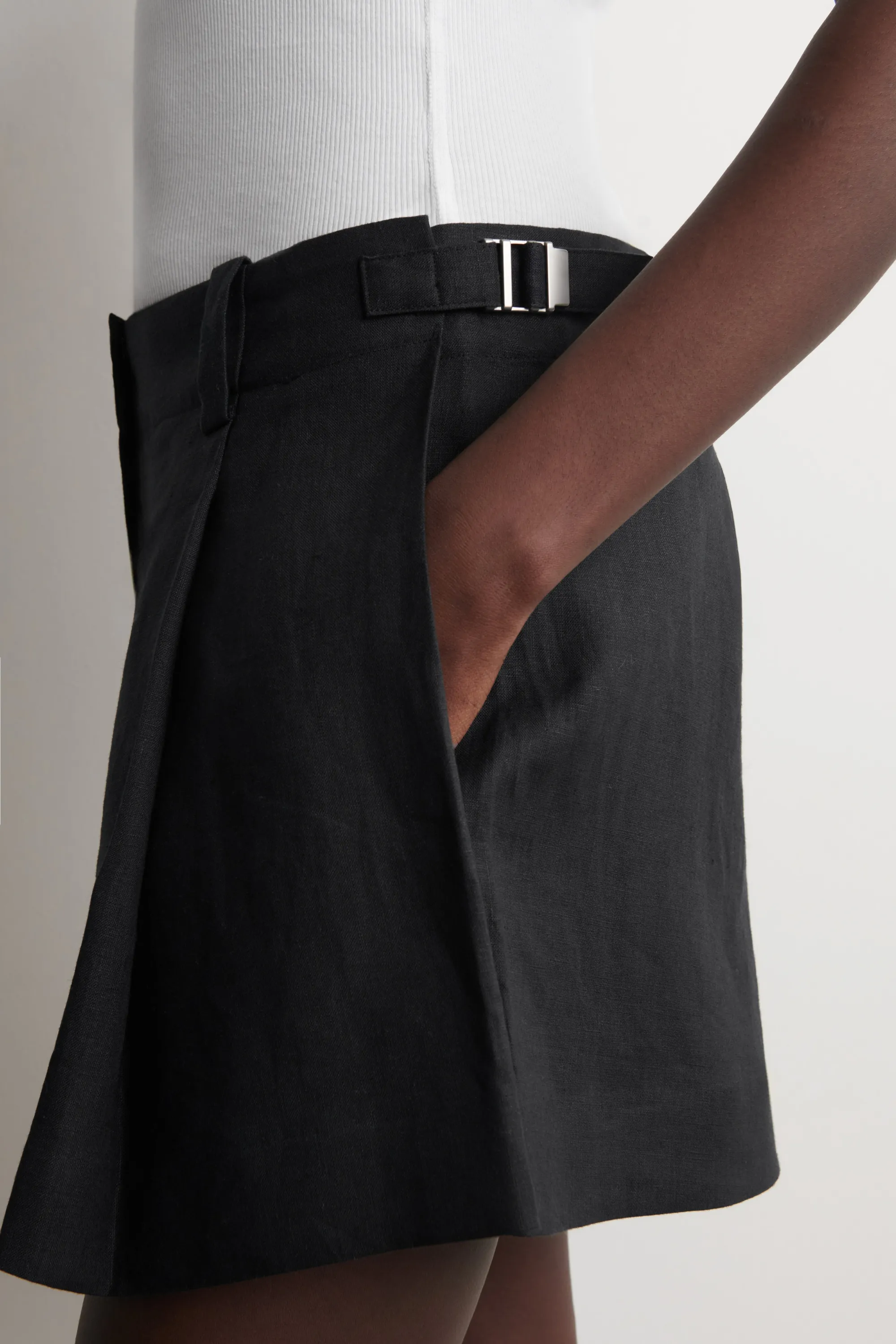 SHORT EN LIN À PLIS ET CEINTURÉ - NOIR