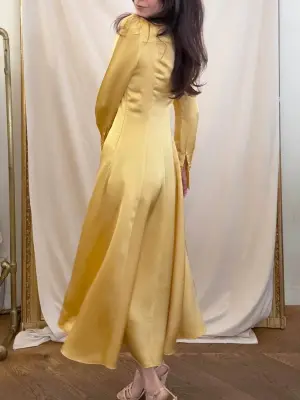 Robe longue en satin jaune miel Prix boutique 725€ Taille XS — photo 3