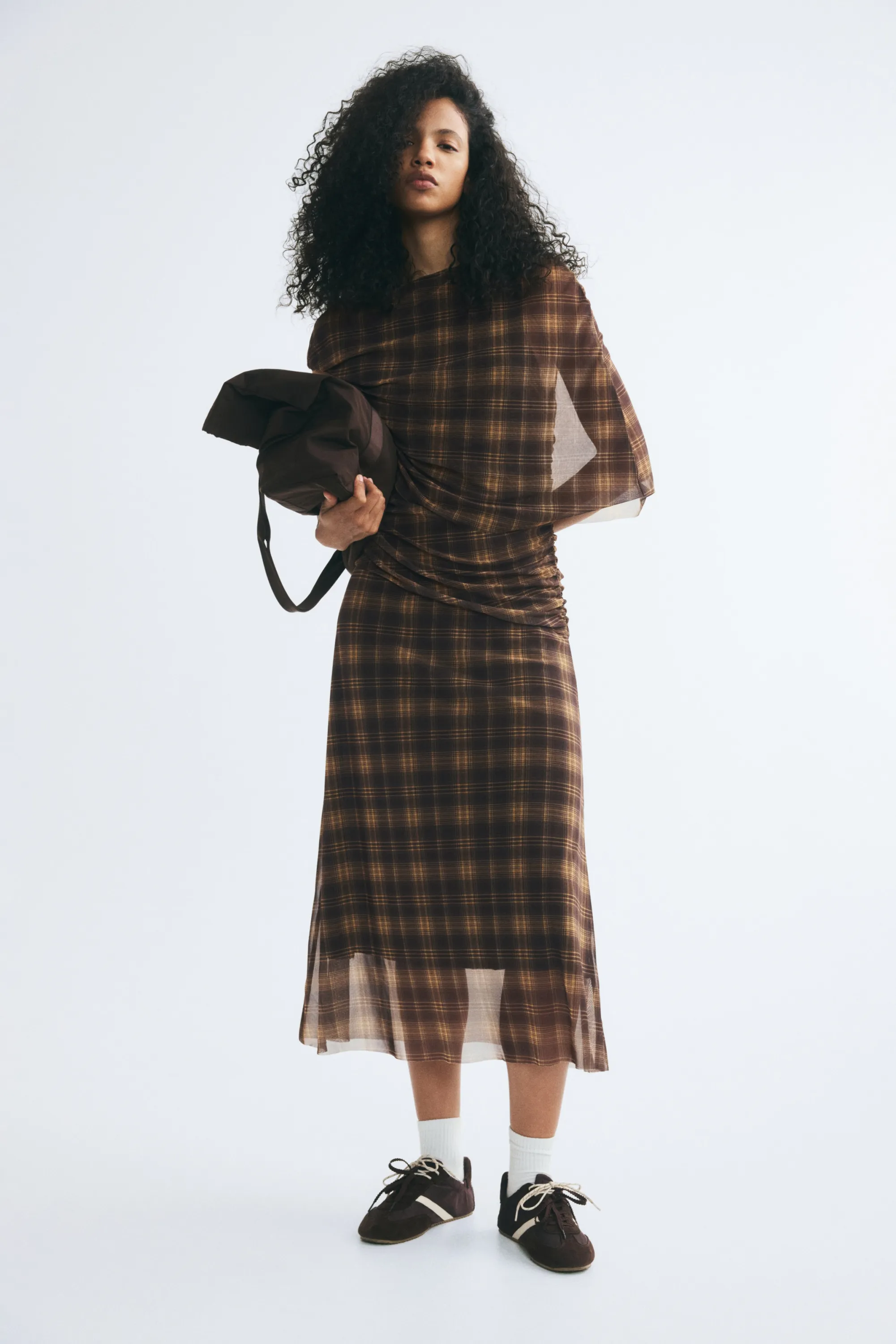 Robe à effet drapé avec cape - Marron foncé/carreaux