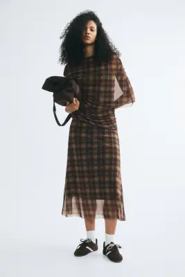 Robe à effet drapé avec cape - Marron foncé/carreaux — photo 1