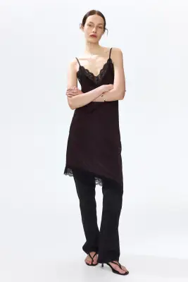 Robe à bretelles fines avec dentelle - Marron foncé/noir — photo 3