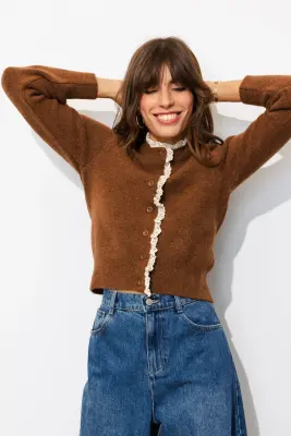 Cardigan avec volant en détail — photo 3