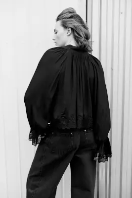 Blouse en viscose avec dentelle - Noir — photo 2