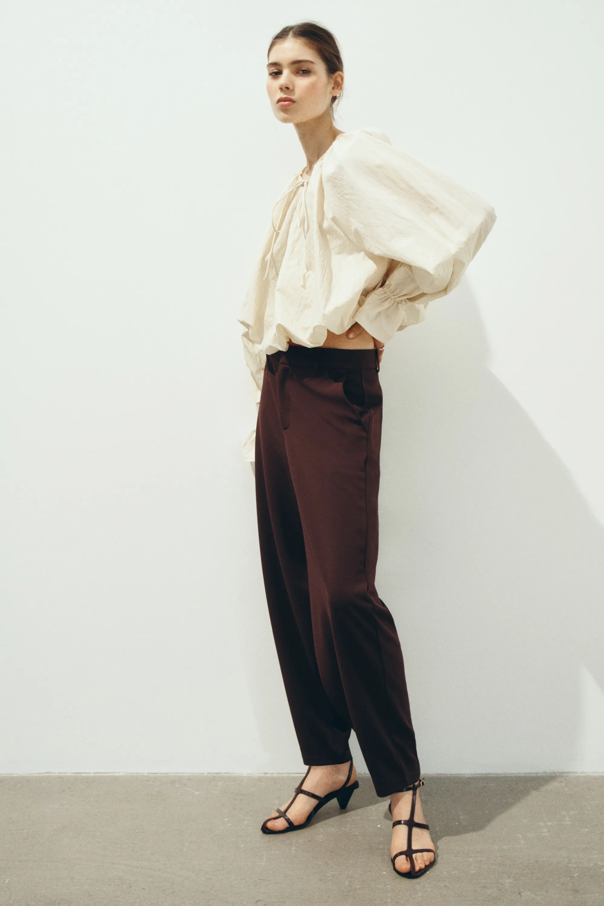 Pantalon en jersey avec jambes barrel - Marron foncé