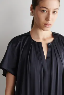 ROBE MIDI PLISSÉE EN SATIN - BLEU MARINE — photo 2