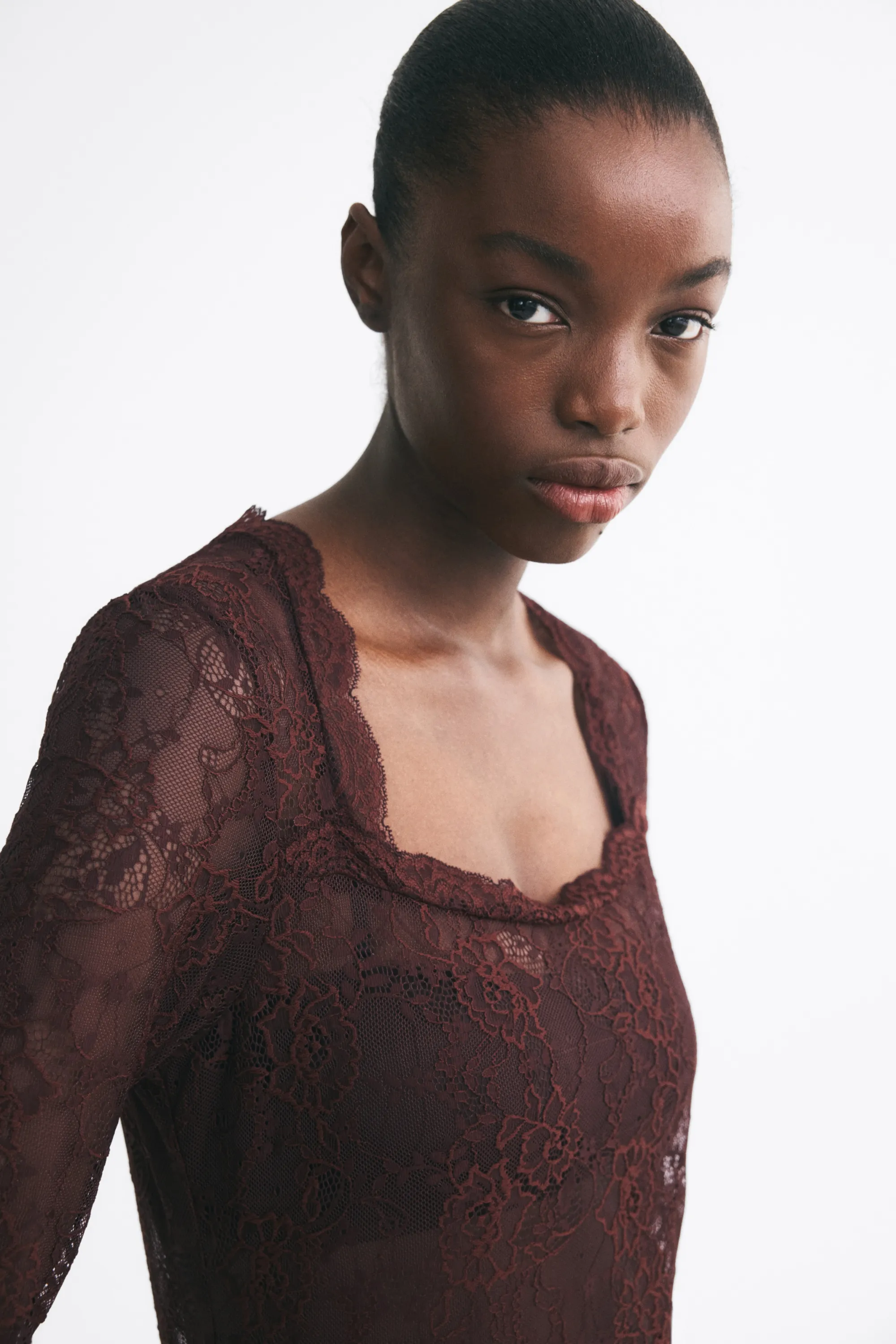 Robe en dentelle avec encolure carrée - Marron foncé