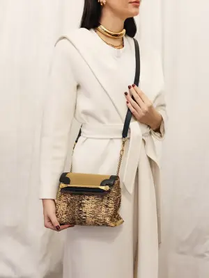 Sac CLARE en cuir noir, tissu marron et raffia beige chaîne bandoulière dorée Prix boutique 2250€ — photo 2