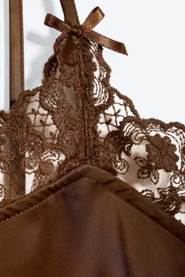 Nuisette en satin bordée de dentelle - Marron foncé — photo 4
