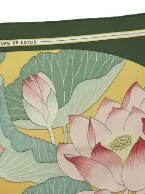 Foulard FLEUR DE LOTUS carré en twill de soie vert, jaune et rose Prix boutique 530€ Taille 90 x 90 — photo 2