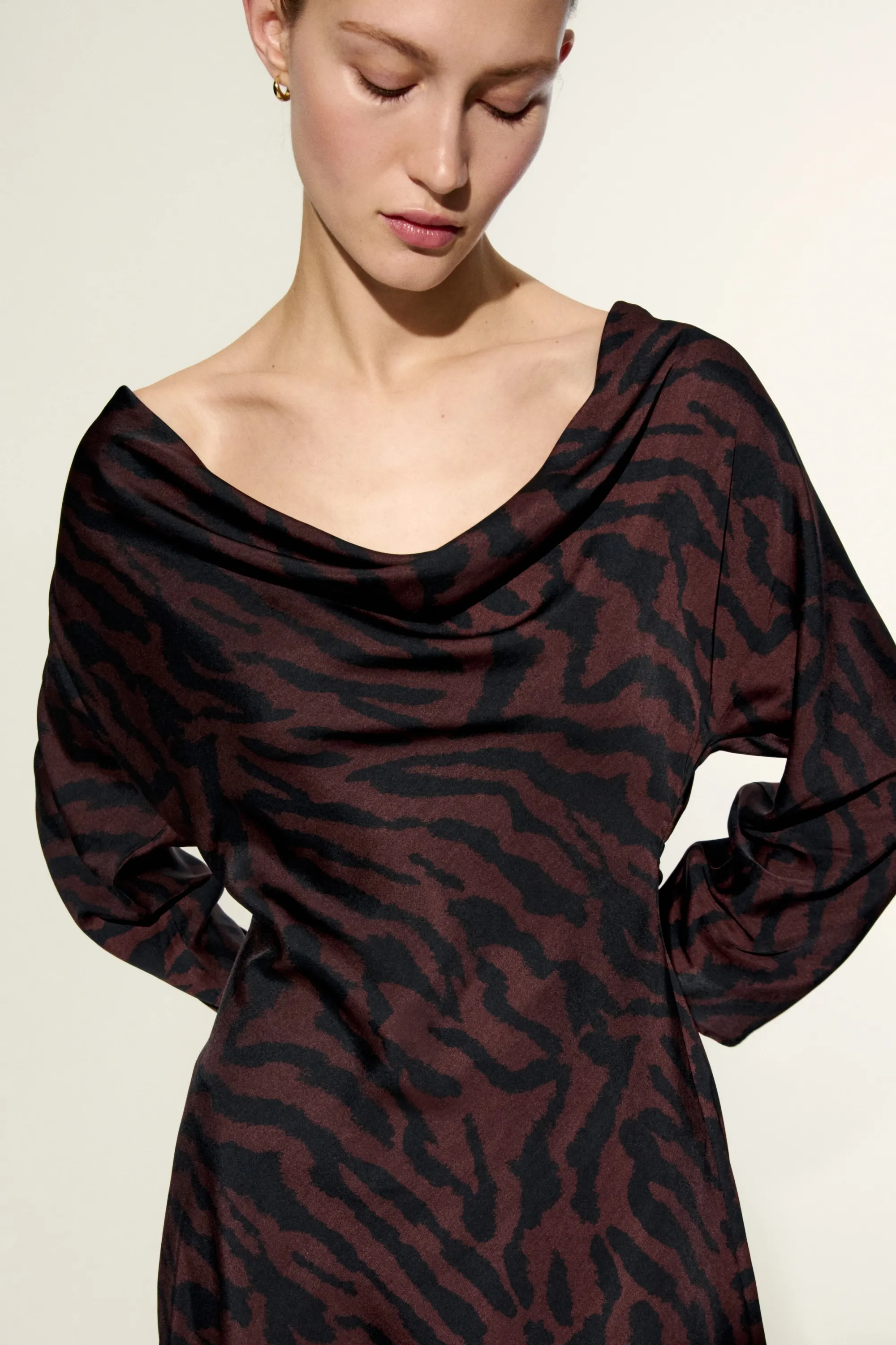 Robe à encolure bénitier avec jupe évasée - Marron foncé/imprimé zèbre
