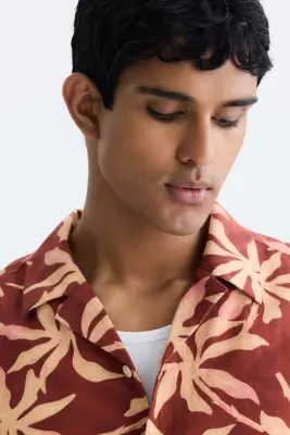 Chemise Relaxed Fit en coton avec col cubain - Rouge rouille/motif — photo 2