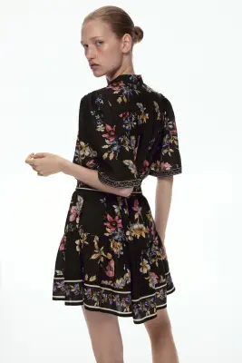 Robe à boutons avec liens à nouer - Noir/fleuri — photo 3