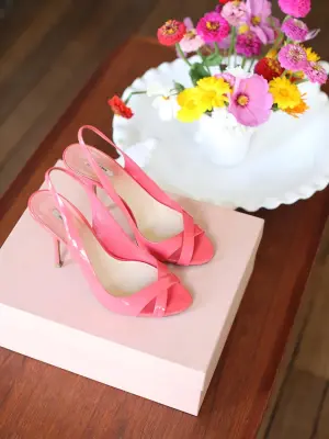 Sandales à talon en cuir verni rose bonbon Prix boutique 550€ Taille 37 — photo 4