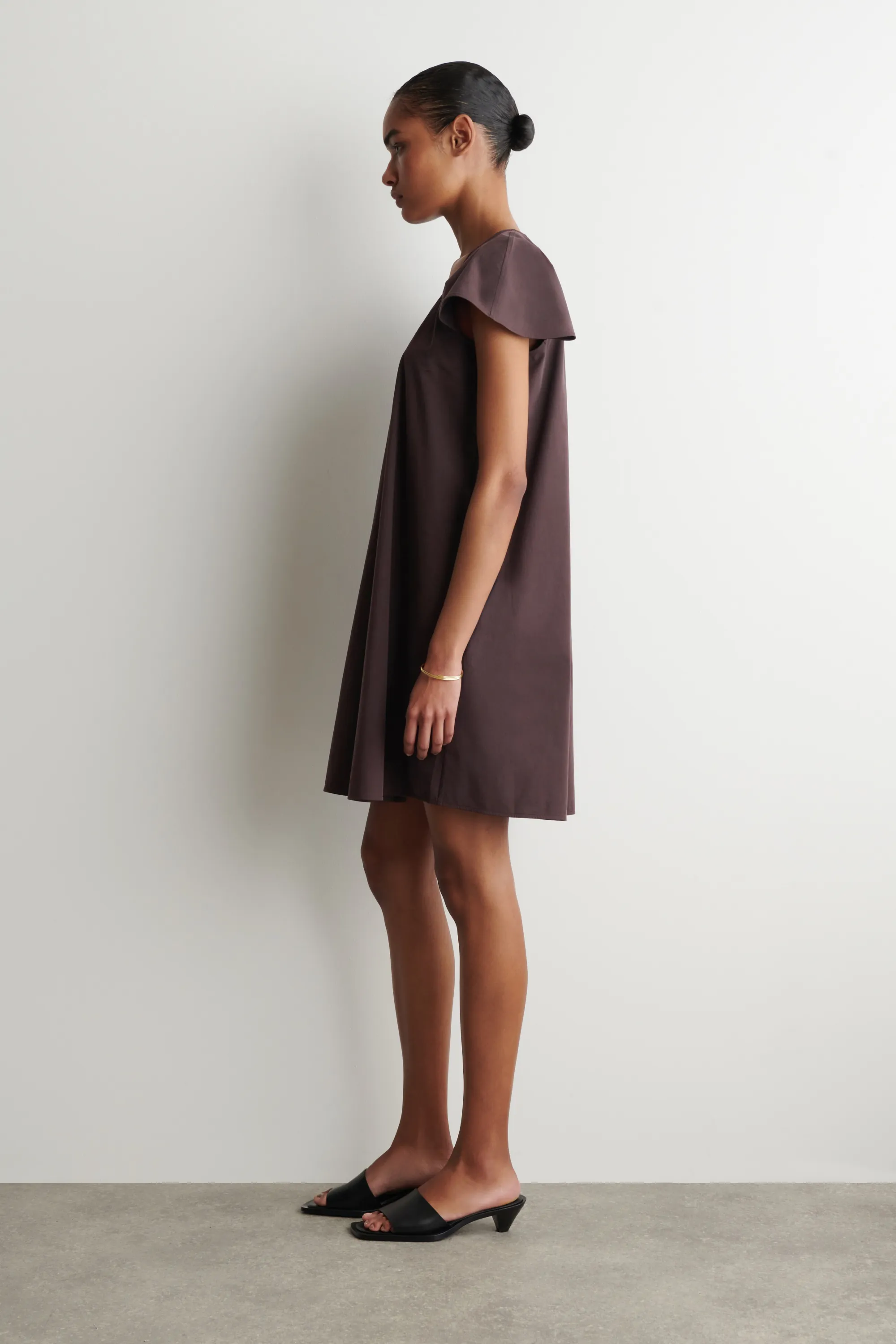 ROBE COURTE EN COTON À MANCHES ÉVASÉES - BRUN FONCÉ